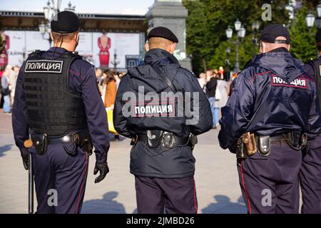 Mosca, Russia - 29 agosto 2020. Tre poliziotti in servizio. Poliziotti di Mosca Foto Stock