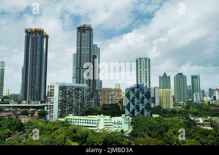 Edifici cittadini e appartamenti con cielo blu e parco Foto Stock