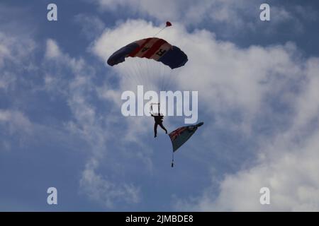 Primo piano di un membro della squadra di paracadute RAF Falcons che vola con un paracadute durante il National Armed Forces Day 2022 a Scarborough, Inghilterra Foto Stock