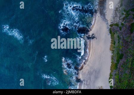 Veduta aerea di una spiaggia vuota al mattino presto, Portogallo settentrionale Foto Stock