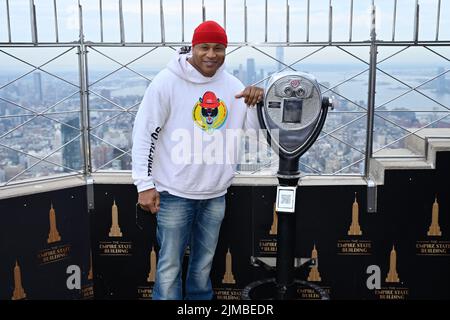 LL Cool J illumina l'Empire state Building per celebrare il Rock the Bells Festival a sostegno dell'Universal Hip Hop Museum il 5 agosto 2022 a NE Foto Stock