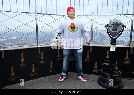 LL Cool J illumina l'Empire state Building per celebrare il Rock the Bells Festival a sostegno dell'Universal Hip Hop Museum il 5 agosto 2022 a NE Foto Stock