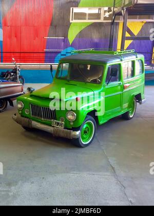 Vecchia jeep verde IKA Estanciera ex Overland Willys Station Wagon circa 1966 parcheggiato in un deposito. Mostra di auto classiche. Angolo elevato. CopySpace Foto Stock