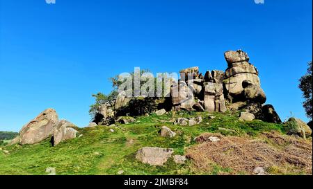 Una vista della formazione rocciosa stride di Robin Hood nel Derbyshire, Inghilterra Foto Stock