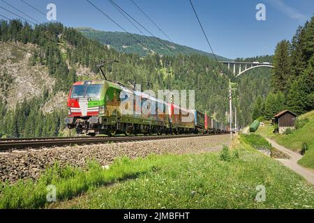 Un treno merci di classe 193 in direzione del Brennero passando per St. Jodok Foto Stock