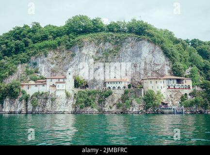 Il monastero di Santa Caterina del Sasso, sulla cresta rocciosa in Italia Foto Stock