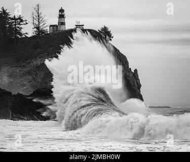 Una grande onda che si tuffa sul mare durante una giornata di tempesta Foto Stock