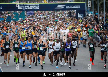 Los Angeles, CA, Stati Uniti. 24th Mar 2019. Gli uomini d'elite iniziano la L.A. annuale 34th Maratona al Dodger Stadium domenica 24 marzo 2019 a Los Angeles, California. (Credit Image: © Patrick Fallon/ZUMA Press Wire) Foto Stock