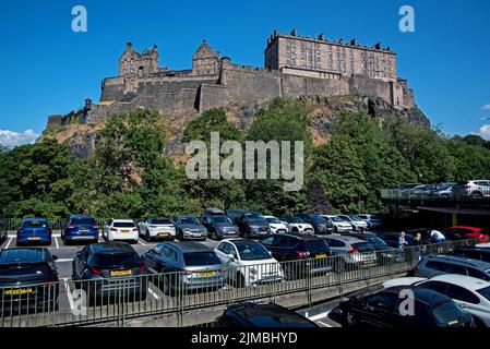 Parcheggio auto a più piani con Castello di Edimburgo sullo sfondo. Foto Stock