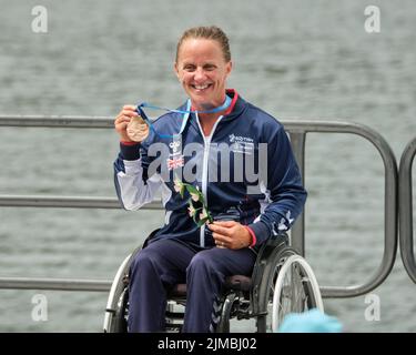 Dartmouth, Canada. 5 agosto 2022. Emma Wiggs dalla Gran Bretagna riceve la sua Medaglia d'oro nella gara femminile dei Campionati del mondo di Paracanoe VL3 200m. Questo è il decimo titolo mondiale di Wiggs ad oggi.. Crediti: Meanderingemu/Alamy Live News Foto Stock