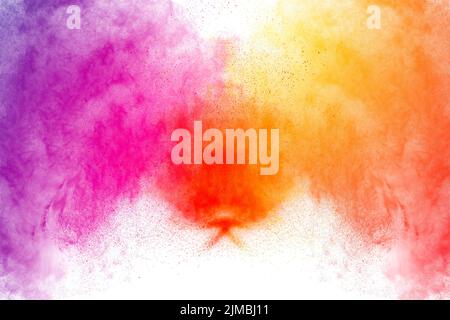 Nuvola di polvere viola rossa arancione sullo sfondo. Lanciate particelle colorate sullo sfondo. Foto Stock