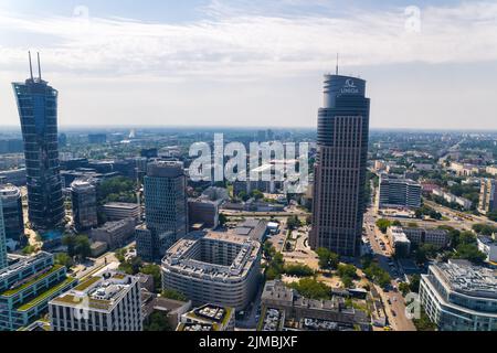 7.22.2022 Varsavia, Polonia. La Torre del Commercio di Varsavia e la guglia di Varsavia si trovano nel centro di Varsavia. Concetto di sviluppo rapido. Foto di alta qualità Foto Stock