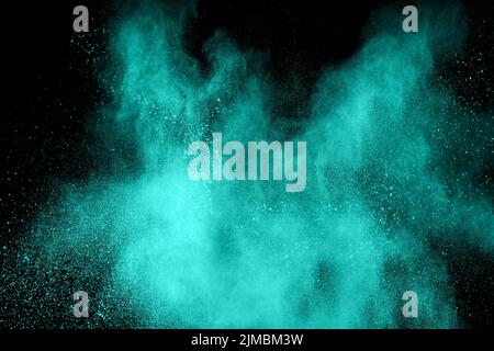 Il colore verde in polvere cloud esplosione isolata su sfondo nero. Foto Stock