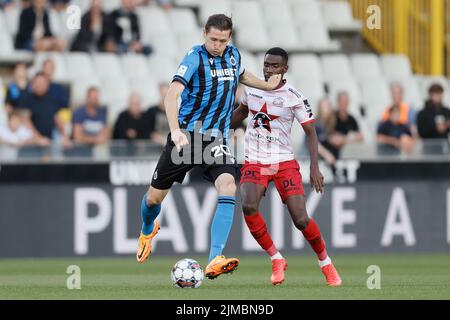 Hans Vanaken del Club e Alieu Fadera di Essevee lottano per la palla durante una partita di calcio tra il Club Brugge e SV Zulte Wargem, venerdì 05 agosto 2022 a Brugge, il giorno 3 della prima divisione del campionato belga 'Jupiler Pro League' 2022-2023. BELGA FOTO BRUNO FAHY Foto Stock