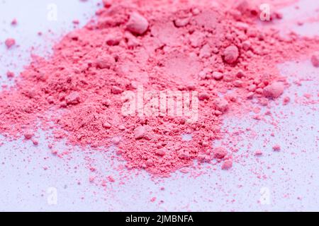 Colore rosa sfondo della polvere di gesso. Colore rosa di particelle di polvere opener su sfondo bianco. Foto Stock