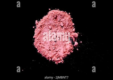 Colore rosa sfondo della polvere di gesso. Colore rosa di particelle di polvere opener su sfondo nero. Foto Stock