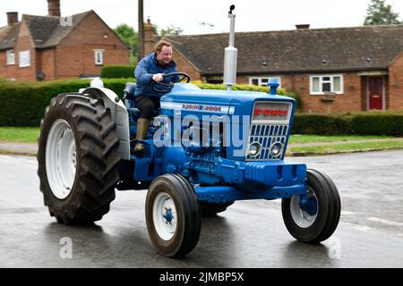 Trattore eseguito da Warwickshire YFC in aiuto di Cancer Research e Len Eadon fondo commemorativo Hook Norton Oxfordshire Inghilterra uk Foto Stock