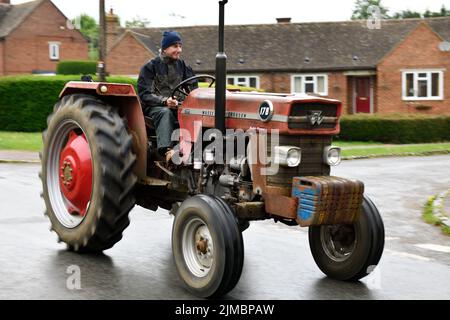 Trattore eseguito da Warwickshire YFC in aiuto di Cancer Research e Len Eadon fondo commemorativo Hook Norton Oxfordshire Inghilterra uk Foto Stock