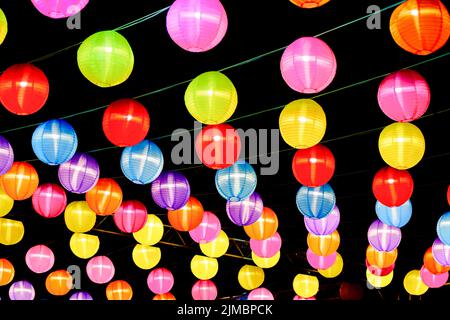 Lampada tradizionale cinese colorata Lanterna su sfondo scuro. Sfondo di lanterne multicolore. Foto Stock