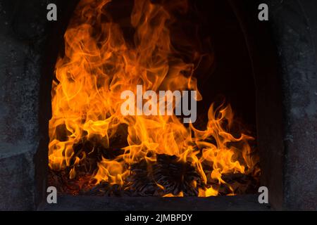 Le fiamme sono di bruciare nel forno. Blazing fiamme flare nel forno. Foto Stock