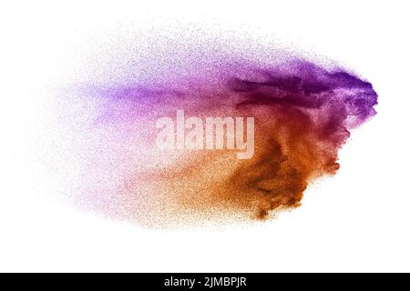 Spruzzi di particelle marrone rosa su sfondo bianco. Esplosione di polvere marrone rosa. Foto Stock