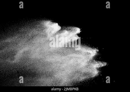 Esplosione di polvere di talco bianco su sfondo nero. Spruzzi di polvere bianca. Foto Stock