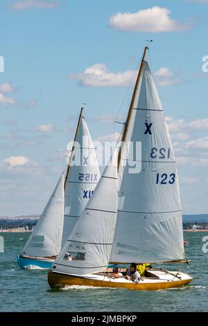 barche e gommoni che corrono al largo della costa dell'isola di wight durante la regata annuale di vela della settimana di cowes, flotta di yacht a vela che racing settimana di cowes. Foto Stock