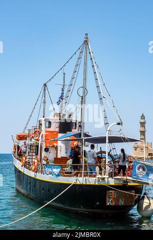 nave turistica o barca di un giorno nel porto sull'isola greca di creta, il porto turistico di la canea e la barca per i visitatori pronti a salpare per un viaggio. Foto Stock