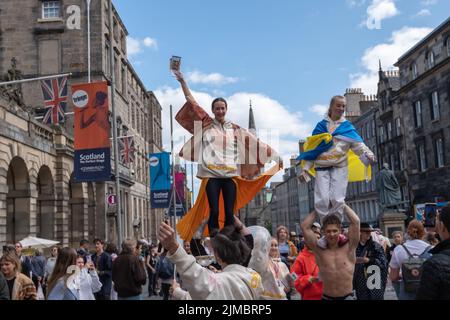 Edimburgo, Scozia, Regno Unito. 5th Agosto 2022. Artisti sul Royal Mile che promuovono lo spettacolo Boom on a underbelly Bristo Square - McEwan Hall durante l'Edinburgh Fringe Festival. Credit: SKULLY/Alamy Live News Foto Stock
