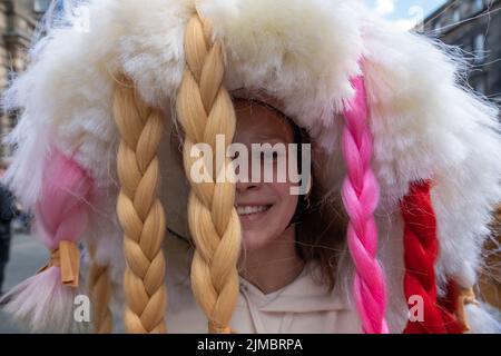 Edimburgo, Scozia, Regno Unito. 5th Agosto 2022. Un interprete sul Royal Mile che promuove lo spettacolo Boom on a underbelly Bristo Square - McEwan Hall durante l'Edinburgh Fringe Festival. Credit: SKULLY/Alamy Live News Foto Stock