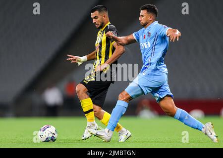 ISTANBUL, PAESI BASSI - AGOSTO 5: Melih Kabasakal di Istambulspor, Mahmoud Ahmed Ibrahim Hassan di Trabzonspor durante la Super Lig match tra Istambulspor e Trabzonspor allo Stadio Olimpico Ataturk il 5 Agosto 2022 a Istanbul, Paesi Bassi (Foto di /Orange Pictures) Foto Stock