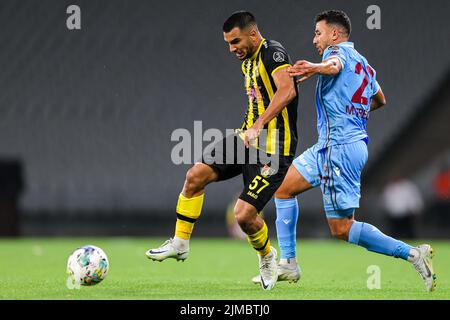 ISTANBUL, PAESI BASSI - AGOSTO 5: Melih Kabasakal di Istambulspor, Mahmoud Ahmed Ibrahim Hassan di Trabzonspor durante la Super Lig match tra Istambulspor e Trabzonspor allo Stadio Olimpico Ataturk il 5 Agosto 2022 a Istanbul, Paesi Bassi (Foto di /Orange Pictures) Foto Stock