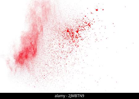 Esplosione di polvere rossa astratta su sfondo bianco. Congelare il movimento dello spruzzo di polvere rossa. Foto Stock