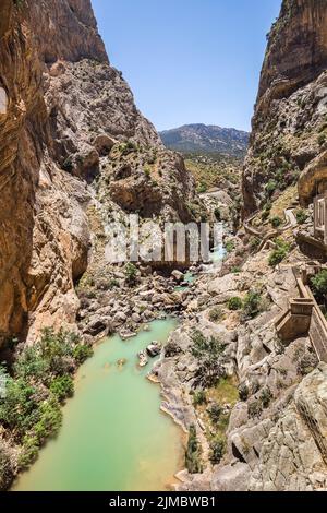 Percorso lungo ripide scogliere, rocce e fiume di montagna in Spagna, vicino a Malaga Foto Stock