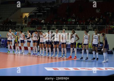 ISTANBUL, TURCHIA - 13 MARZO 2022: I giocatori di Fenerbahce OPET in posa prima della partita della Yesilyurt Turkish Sultans League nella Burhan Felek Sport Hall Foto Stock