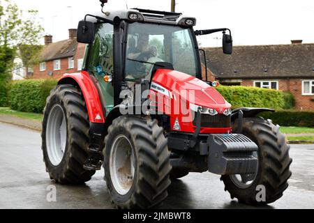 Trattore eseguito da Warwickshire YFC in aiuto di Cancer Research e Len Eadon fondo commemorativo Hook Norton Oxfordshire Inghilterra uk Foto Stock