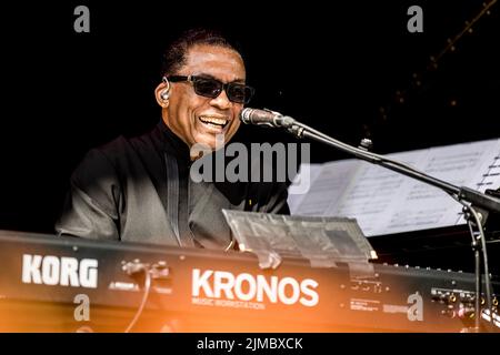 Skanderborg, Danimarca. 05th ago 2022. Il pianista, compositore e musicista jazz americano Herbie Hancock suona un concerto dal vivo durante il festival di musica danese SmukFest 2022 a Skanderborg. (Photo Credit: Gonzales Photo/Alamy Live News Foto Stock