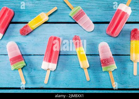 Bastone gelato posto su un legno vintage blu Foto Stock