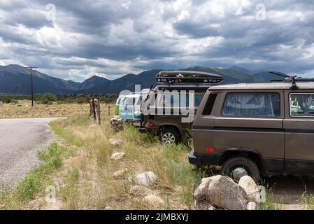 Volkswagen furgoni parcheggiati in una fila fuori di Urabus, un negozio di riparazione auto sulla Highway 24, Buena Vista, Colorado, Stati Uniti. Foto Stock