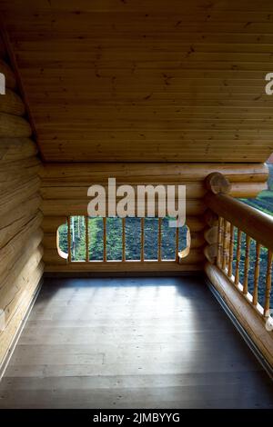 Elemento del balcone della casa dalla casa russa da tronchi rotondi Foto Stock