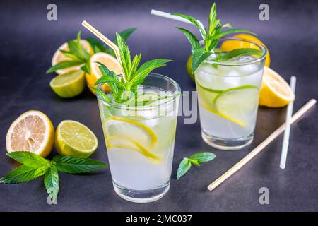 Limonata estiva fatta in casa con menta in bicchieri Foto Stock