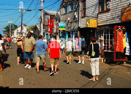 Una folla di negozi estivi nelle piccole boutique e graziosi negozi di artigianato lungo Bearskin Neck a Rockport, Massachusetts Foto Stock