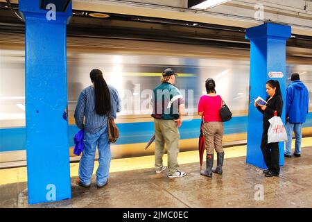 I passeggeri della metropolitana di Boston, o T, aspettano mentre il loro treno arriva alla loro stazione Foto Stock