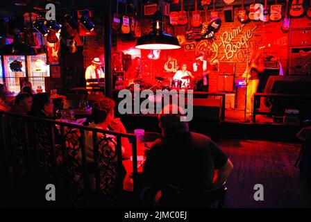 Una Blues Band suona per una folla al Run Boogie Cafe, situato in Beale Street a Memphis, Tennessee Foto Stock