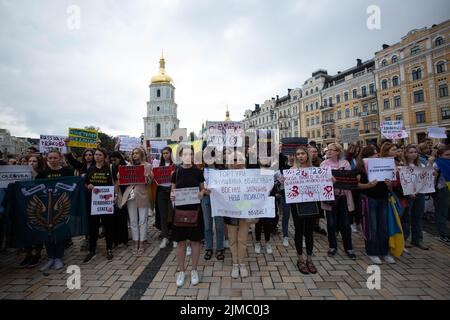 Kiev, Ucraina. 04th ago 2022. I manifestanti tengono dei cartelli che esprimono il loro parere durante la dimostrazione. Parenti e amici dei difensori delle opere di ferro e acciaio di Azovstal a Mariupol hanno tenuto un raduno chiedendo di riconoscere la Russia come sponsor statale del terrorismo dopo aver ucciso prigionieri di guerra ucraini in una prigione di Olenivka (fuori Donetsk) nel centro di Kyiv. Credit: SOPA Images Limited/Alamy Live News Foto Stock