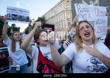 Kiev, Ucraina. 04th ago 2022. I manifestanti tengono dei cartelli che esprimono il loro parere durante la dimostrazione. Parenti e amici dei difensori delle opere di ferro e acciaio di Azovstal a Mariupol hanno tenuto un raduno chiedendo di riconoscere la Russia come sponsor statale del terrorismo dopo aver ucciso prigionieri di guerra ucraini in una prigione di Olenivka (fuori Donetsk) nel centro di Kyiv. Credit: SOPA Images Limited/Alamy Live News Foto Stock