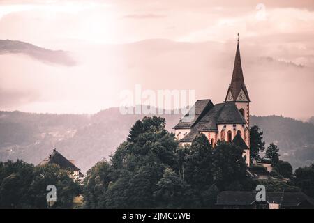 La Chiesa di Maria Woerth al lago woerthersee all'alba Foto Stock