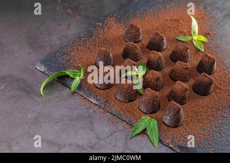 Tartufi di cioccolato fatti in casa con menta cosparsi di cacao in polvere Foto Stock