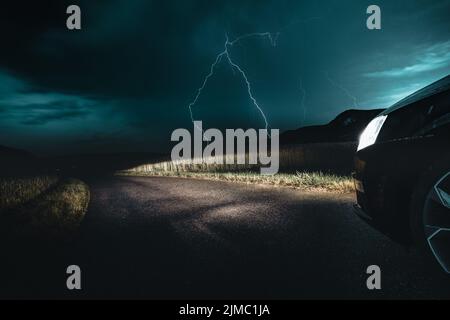 Incredibile foto di tempesta del tempo con Big Bright Lightning Bolt Strike proveniente da Dark Moody Sky Foto Stock