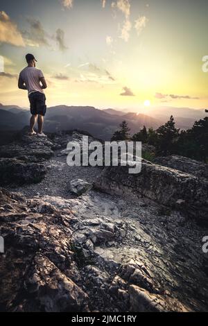 L uomo sulla cima della montagna. Scena concettuale. Foto Stock